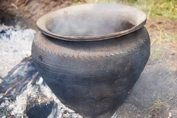 Tontöpfe zum Kochen von Naturwolle am Lagerfeuer — Stockfoto