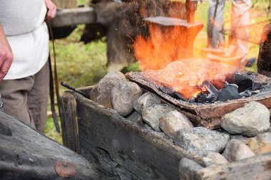 Açık havada bir çekiç ile çalışırken demirci