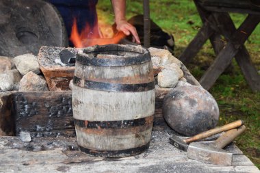 Açık havada bir çekiç ile çalışırken demirci