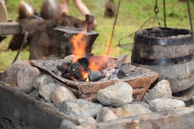 Açık havada bir çekiç ile çalışırken demirci