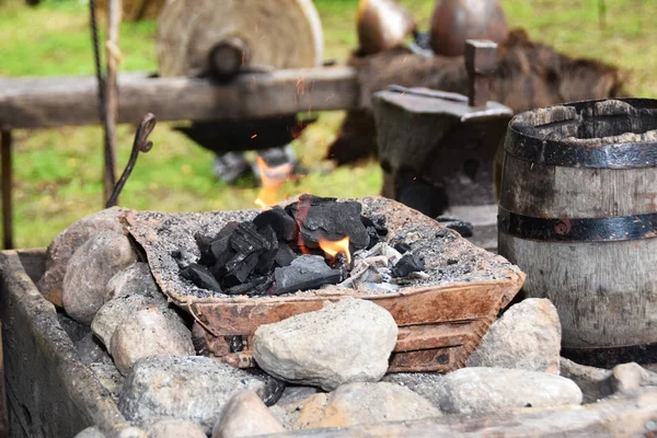 Açık havada bir çekiç ile çalışırken demirci