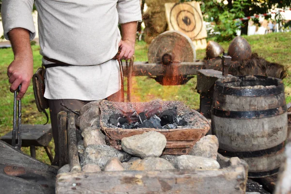 Açık havada bir çekiç ile çalışırken demirci