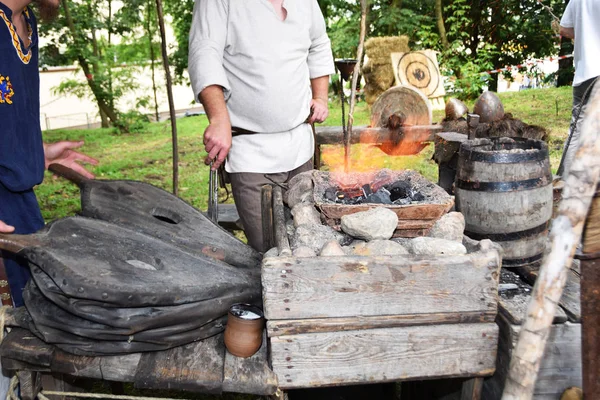 Açık havada bir çekiç ile çalışırken demirci — Stok fotoğraf