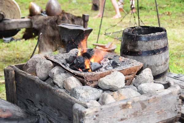 Açık havada bir çekiç ile çalışırken demirci