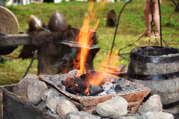 Açık havada bir çekiç ile çalışırken demirci