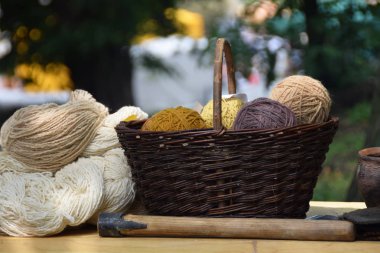 Hasır sepetinde otlar ile boyalı renkli yün