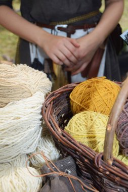 Hasır sepetinde otlar ile boyalı renkli yün