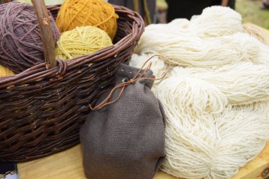 Hasır sepetinde otlar ile boyalı renkli yün