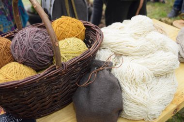 Hasır sepetinde otlar ile boyalı renkli yün