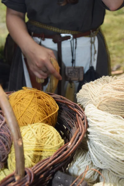Hasır sepetinde otlar ile boyalı renkli yün