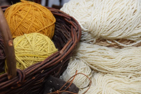 Hasır sepetinde otlar ile boyalı renkli yün