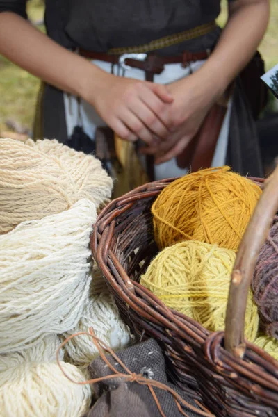 Hasır sepetinde otlar ile boyalı renkli yün