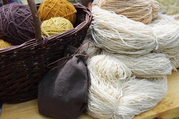 Hasır sepetinde otlar ile boyalı renkli yün