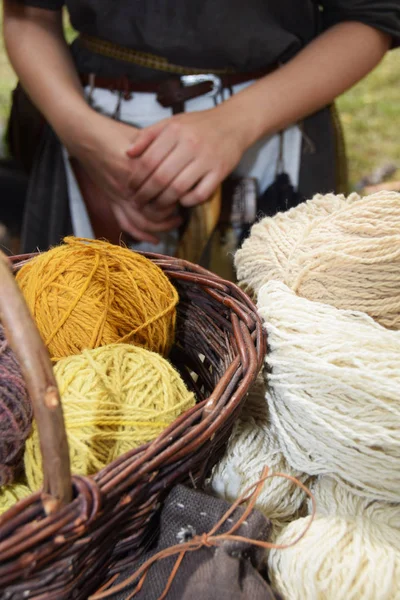 Hasır sepetinde otlar ile boyalı renkli yün