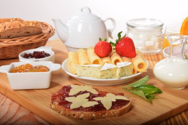 Sarı peynir kelebekler ile sandviç