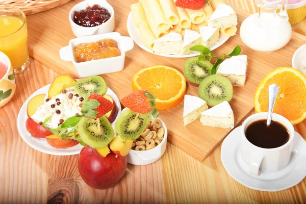 Brochetas de frutas para el primer desayuno —  Fotos de Stock