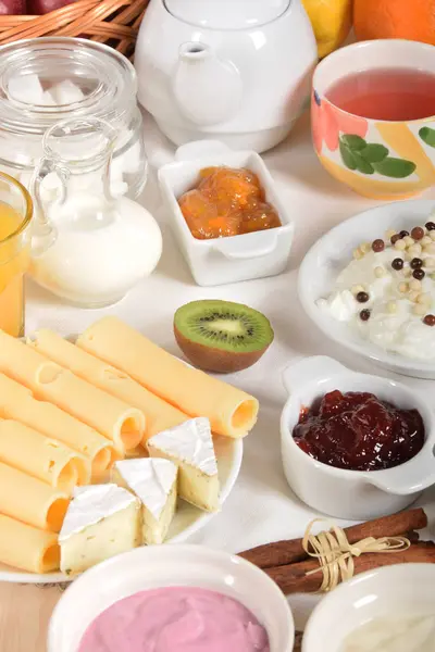 Beyaz ve sarı yeşil biber ile peynir