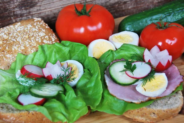  Jambonlu ve marullu sandviç.