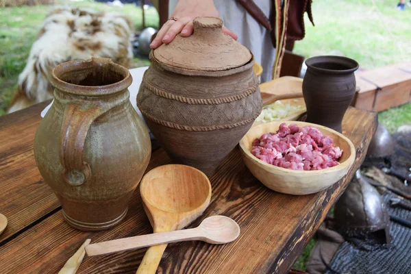 Pots en argile et bols en bois — Photo