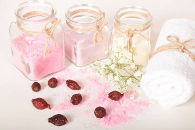 Gül desenli banyo için doğal tuz