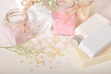 Gül desenli banyo için doğal tuz