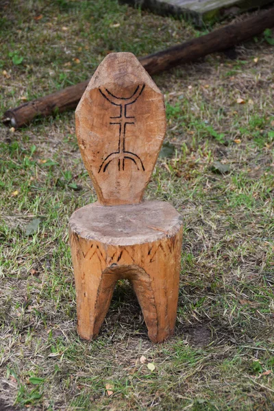 Dřevěná stolička od sochaře — Stock fotografie