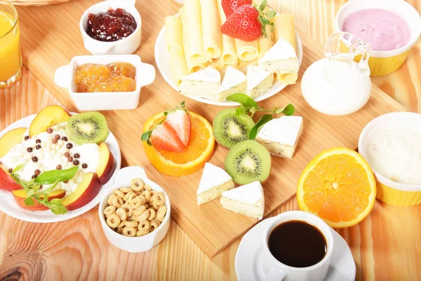 Desayuno con copos de queso amarillo y blanco —  Fotos de Stock