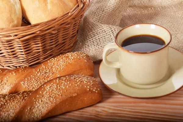 Susam ve sıcak tatlı kahve ile baget