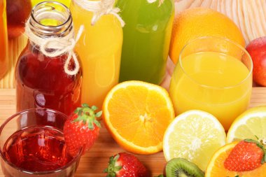 Portakal suyu bir bardak çilek ile