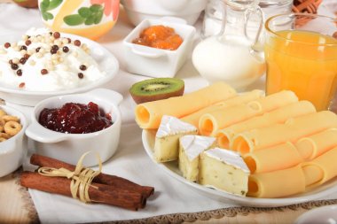 Tüpler sarı İsviçreli delikli peynir