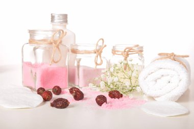 Gül desenli banyo için doğal tuz