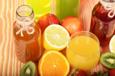 Portakal suyu bir bardak çilek ile