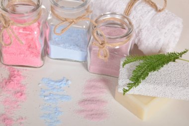 Gül desenli banyo için doğal tuz