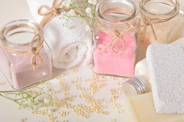 Gül desenli banyo için doğal tuz