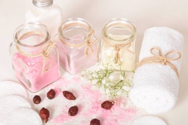 Gül desenli banyo için doğal tuz