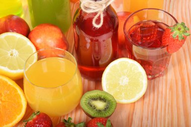 çilek suyu şişesi