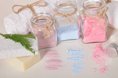Banyo çiçek ve gri sabun için tuz