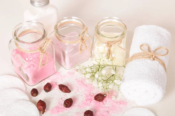 Gül desenli banyo için doğal tuz