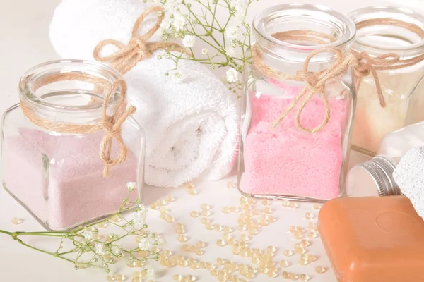 Gül desenli banyo için doğal tuz