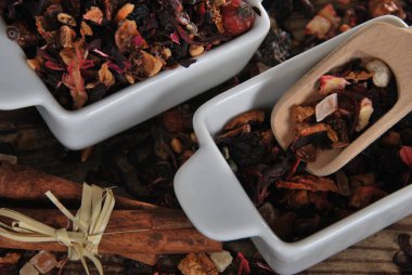 Çay ile iki seramik kavanoz