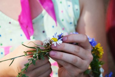 El çiçegi kafasına giyecek bir çelenk bürünmüş