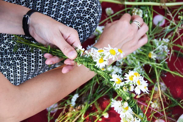 El çiçegi kafasına giyecek bir çelenk bürünmüş