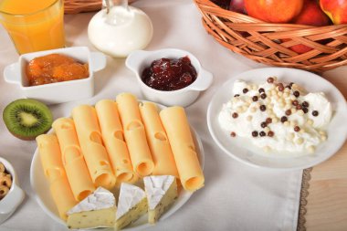 Marmelat farklı tipleri ile iki seramik kaplar