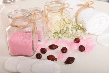 Gül desenli banyo için doğal tuz