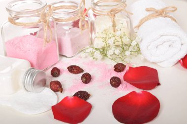 Gül desenli banyo için doğal tuz