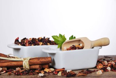 Bitki çayı ile iki seramik kavanoz