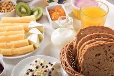 Beyaz çikolata topları ve süt ile yoğurt