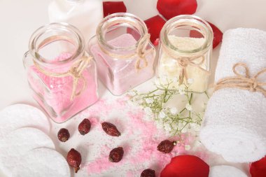 Gül desenli banyo için doğal tuz