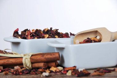 Çay bir tahta kaşıkla ile iki seramik kavanoz