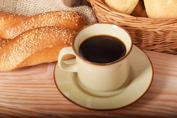 Kahve ile kahvaltıda ekmek taze ve sıcak çörekler